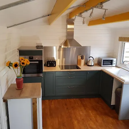 The Old Potting Shed With Hot Tub. Colan, Newquay. Apartment Newquay  Exterior photo